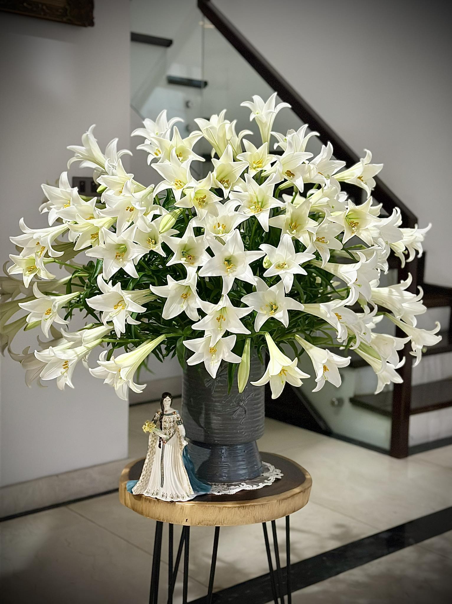 Th&aacute;ng 4 về, chị em rủ nhau khoe b&igrave;nh hoa loa k&egrave;n đẹp rực rỡ, đỉnh nhất vẫn l&agrave; căn nh&agrave; với 2.000 b&ocirc;ng hoa- Ảnh 21.