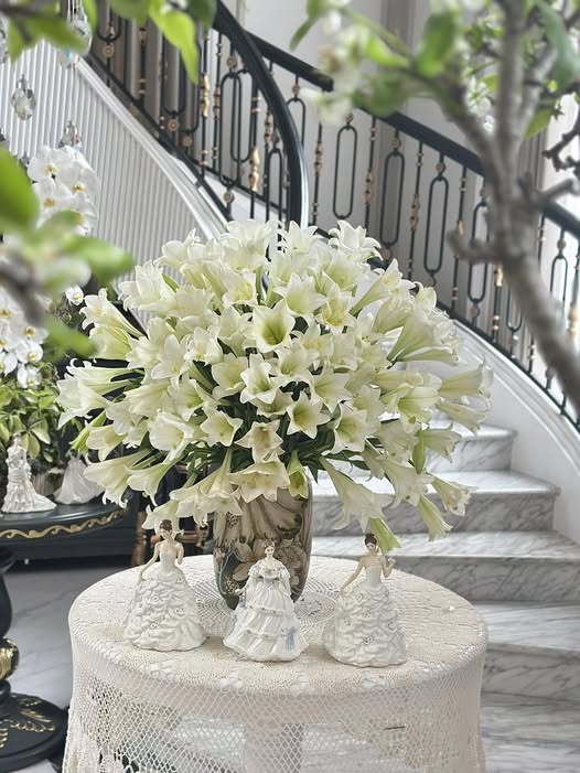 Th&aacute;ng 4 về, chị em rủ nhau khoe b&igrave;nh hoa loa k&egrave;n đẹp rực rỡ, đỉnh nhất vẫn l&agrave; căn nh&agrave; với 2.000 b&ocirc;ng hoa- Ảnh 8.