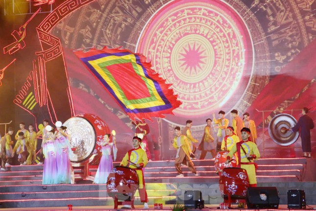 Phú Thọ dừng lễ hội, hoạt động dâng hương các Vua Hùng vẫn diễn ra- Ảnh 1. Phú Thọ dừng lễ hội, hoạt động dâng hương các Vua Hùng vẫn diễn ra- Ảnh 1.
