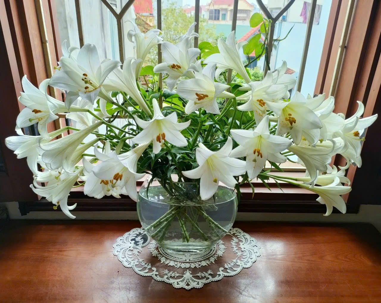 Th&aacute;ng 4 về, chị em rủ nhau khoe b&igrave;nh hoa loa k&egrave;n đẹp rực rỡ, đỉnh nhất vẫn l&agrave; căn nh&agrave; với 2.000 b&ocirc;ng hoa- Ảnh 26.