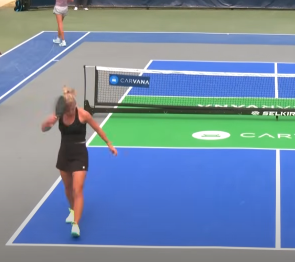 H&agrave;nh động kh&ocirc;ng ngờ của nữ VĐV pickleball- Ảnh 1.
