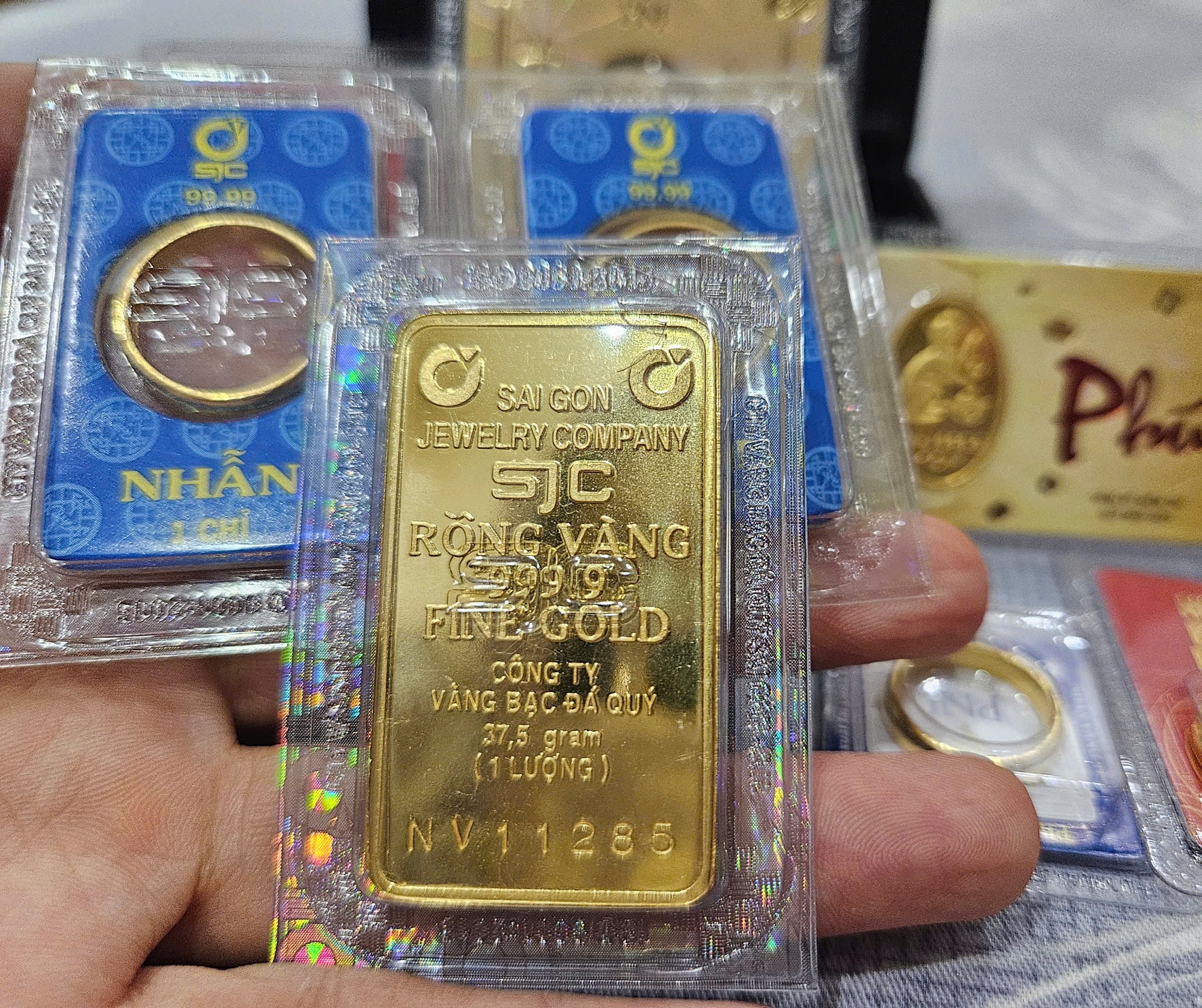 Sáng 4-4, giá vàng miếng SJC, vàng nhẫn cùng rớt mạnh- Ảnh 1.