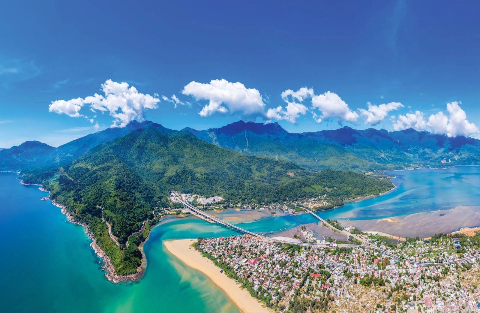 Vượt qua con đèo "thiên hạ đệ nhất hùng quan" dài 20km, có 1 điểm đến được vinh danh trong top vịnh đẹp nhất thế giới: Du khách nhận xét "không khác gì tiên cảnh"- Ảnh 2. Vượt qua con đèo "thiên hạ đệ nhất hùng quan" dài 20km, có 1 điểm đến được vinh danh trong top vịnh đẹp nhất thế giới: Du khách nhận xét "không khác gì tiên cảnh"- Ảnh 2.