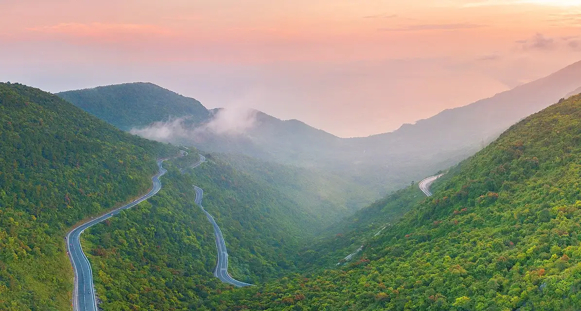 Vượt qua con đèo "thiên hạ đệ nhất hùng quan" dài 20km, có 1 điểm đến được vinh danh trong top vịnh đẹp nhất thế giới: Du khách nhận xét "không khác gì tiên cảnh"- Ảnh 6. Vượt qua con đèo "thiên hạ đệ nhất hùng quan" dài 20km, có 1 điểm đến được vinh danh trong top vịnh đẹp nhất thế giới: Du khách nhận xét "không khác gì tiên cảnh"- Ảnh 6.