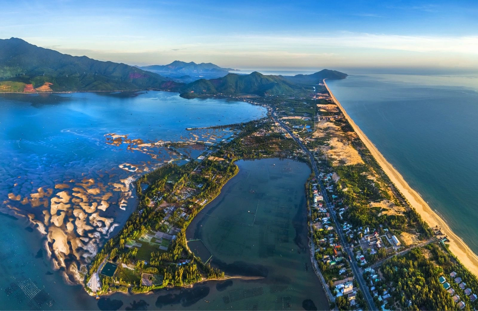 Vượt qua con đèo "thiên hạ đệ nhất hùng quan" dài 20km, có 1 điểm đến được vinh danh trong top vịnh đẹp nhất thế giới: Du khách nhận xét "không khác gì tiên cảnh"- Ảnh 8. Vượt qua con đèo "thiên hạ đệ nhất hùng quan" dài 20km, có 1 điểm đến được vinh danh trong top vịnh đẹp nhất thế giới: Du khách nhận xét "không khác gì tiên cảnh"- Ảnh 8.