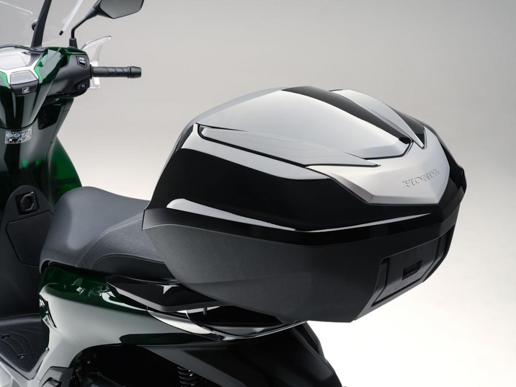 Xe tay ga đặc biệt của Honda nhận ưu đãi cực mạnh: Mua xe tặng bộ quà ngang giá một chiếc Vision- Ảnh 3. Xe tay ga đặc biệt của Honda nhận ưu đãi cực mạnh: Mua xe tặng bộ quà ngang giá một chiếc Vision- Ảnh 3.