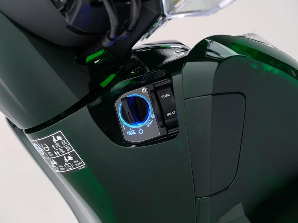 Xe tay ga đặc biệt của Honda nhận ưu đãi cực mạnh: Mua xe tặng bộ quà ngang giá một chiếc Vision- Ảnh 10. Xe tay ga đặc biệt của Honda nhận ưu đãi cực mạnh: Mua xe tặng bộ quà ngang giá một chiếc Vision- Ảnh 10.