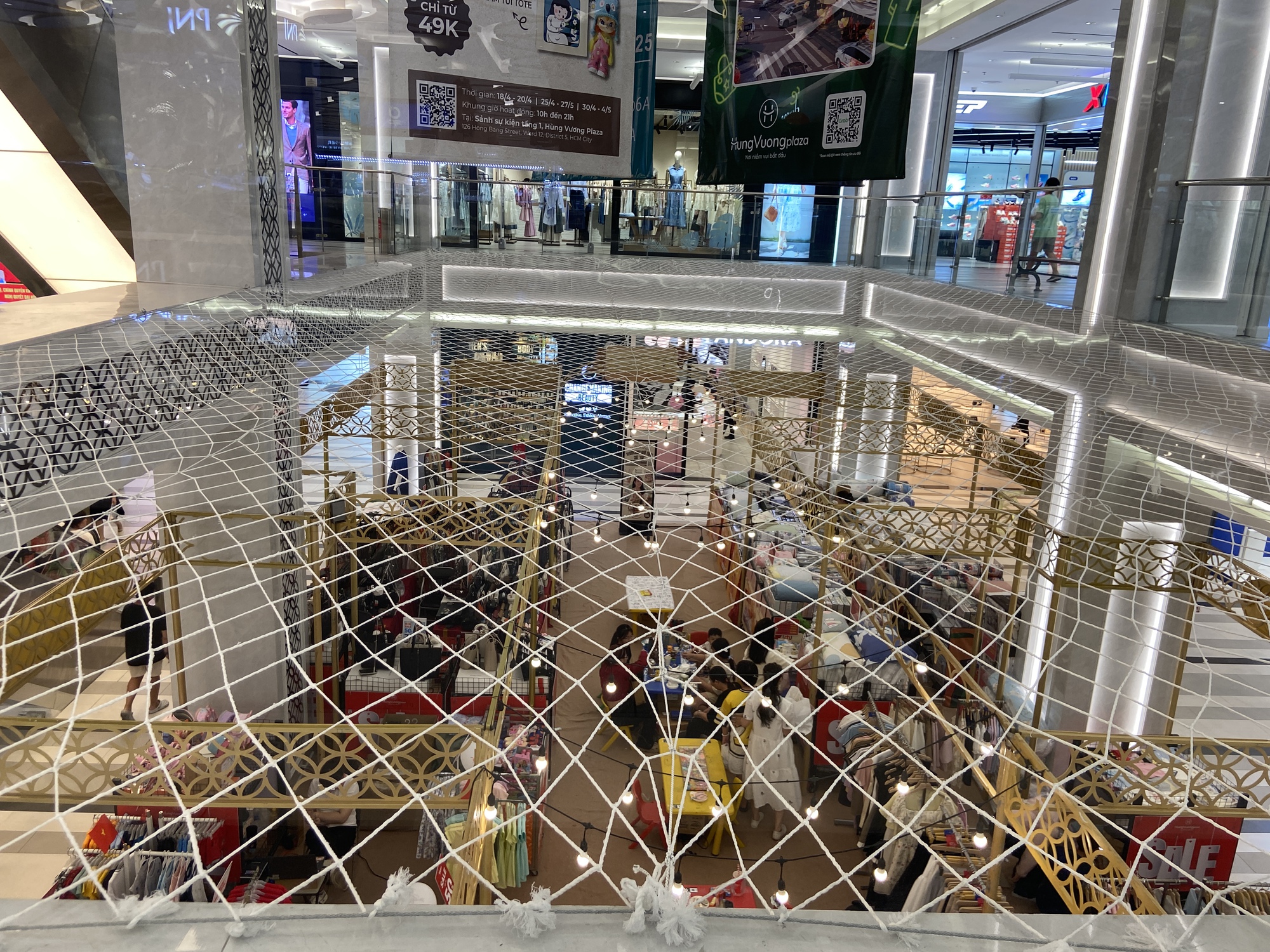 Một TTTM chung chủ với Vạn Hạnh Mall cũng bất ngờ lắp đặt tấm lưới bảo vệ, thu hút sự chú ý của đông đảo dân tình- Ảnh 1.