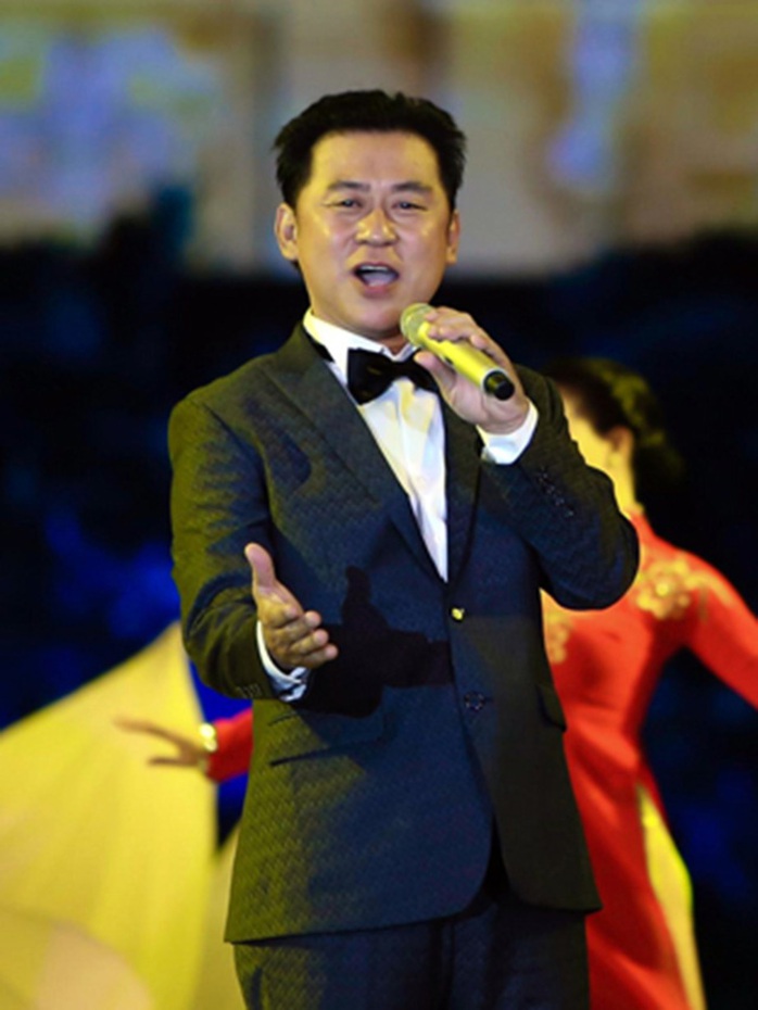 Nam nghệ sĩ là biểu tượng của nhạc Việt, nửa cuộc đời “truyền lửa” cho thế hệ trẻ, cất giọng mở màn tại đại lễ 30/4 khiến ai nấy nổi da gà!- Ảnh 2.