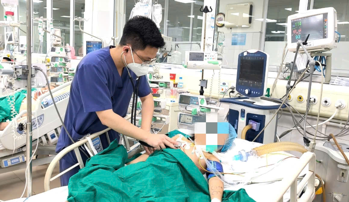 Cứu bé gái 7 tuổi chơi bóng đá bị gỗ mục đâm vào chân dẫn đến mắc uốn ván- Ảnh 1.