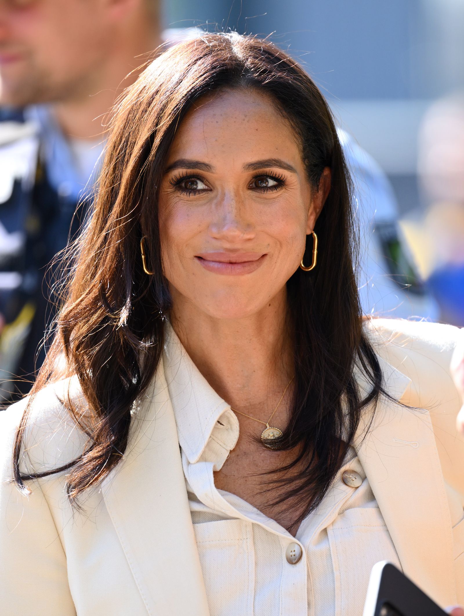 Meghan bị phát hiện vẫn sử dụng danh xưng hoàng gia, tiếp tục dấy lên tranh cãi về khả năng tước bỏ- Ảnh 2.