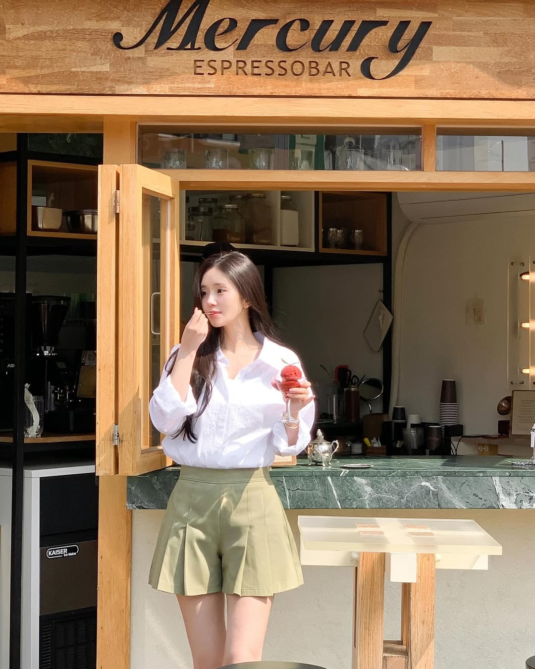 6 cách diện sơ mi ưng mắt tuyệt đối khi đi du lịch- Ảnh 2. 6 cách diện sơ mi ưng mắt tuyệt đối khi đi du lịch- Ảnh 2.