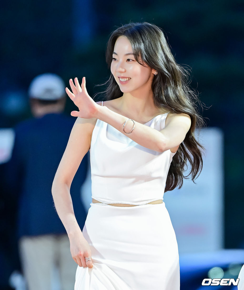 Thảm đỏ LHP Jeonju: Song Ji Hyo 