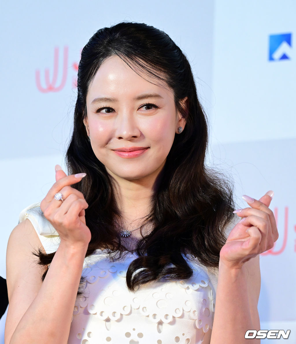 Thảm đỏ LHP Jeonju: Song Ji Hyo 
