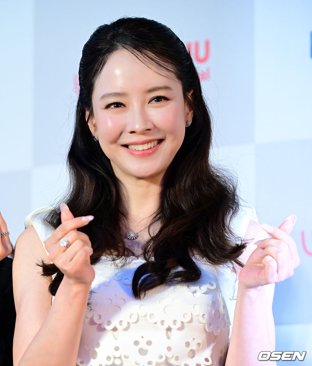 Thảm đỏ LHP Jeonju: Song Ji Hyo 