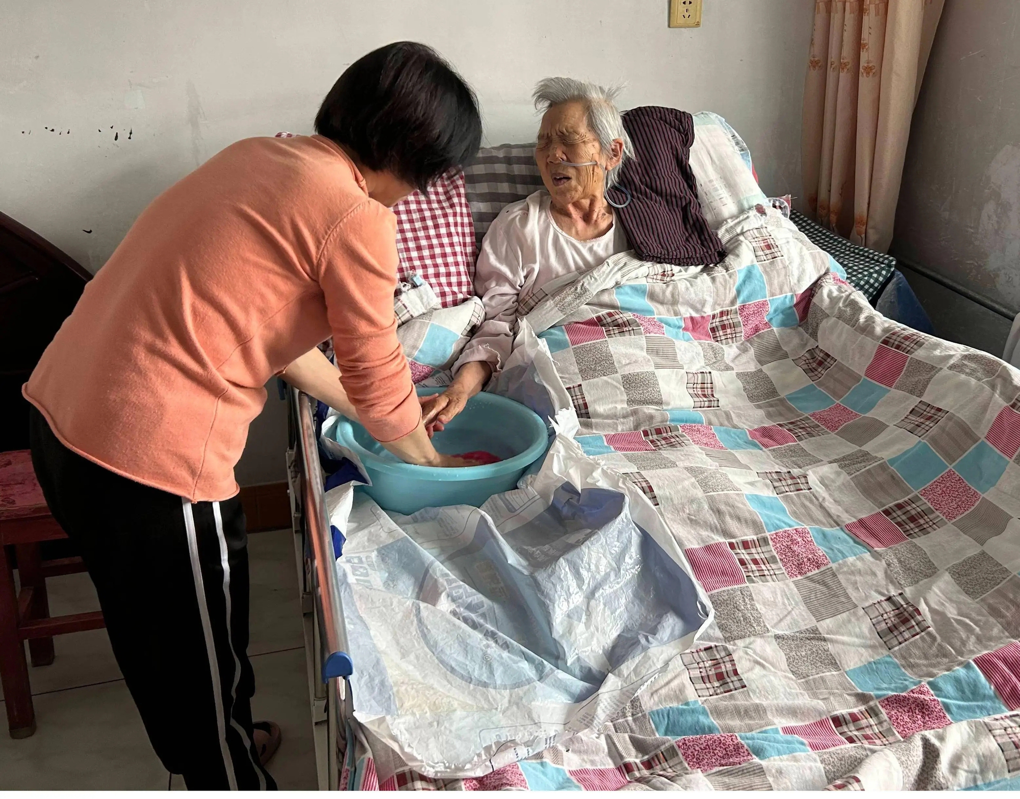 Đi làm giúp việc nhưng muốn đón cả mẹ già lên ở cùng, cô chủ liền ra tay xử lý khiến tôi rơi nước mắt- Ảnh 1.