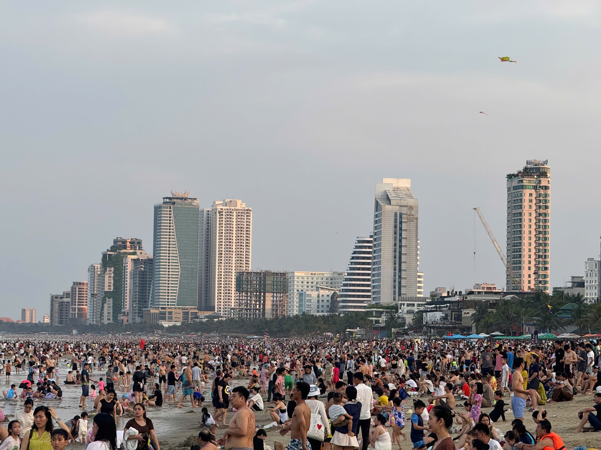 Đông nghịt người tắm biển Đà Nẵng- Ảnh 2.
