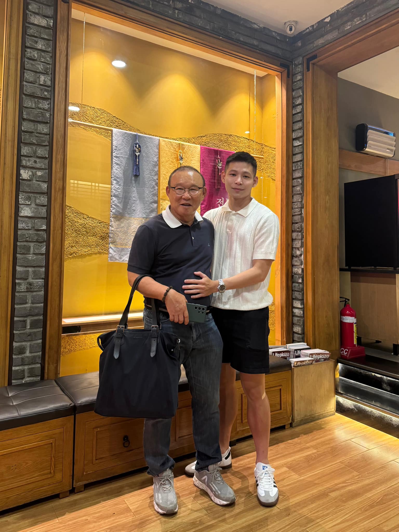 Chia tay bạn gái Á hậu Vbiz, “nam thần” U23 Việt Nam công khai khoá môi cực ngọt ngào tình mới- Ảnh 3.