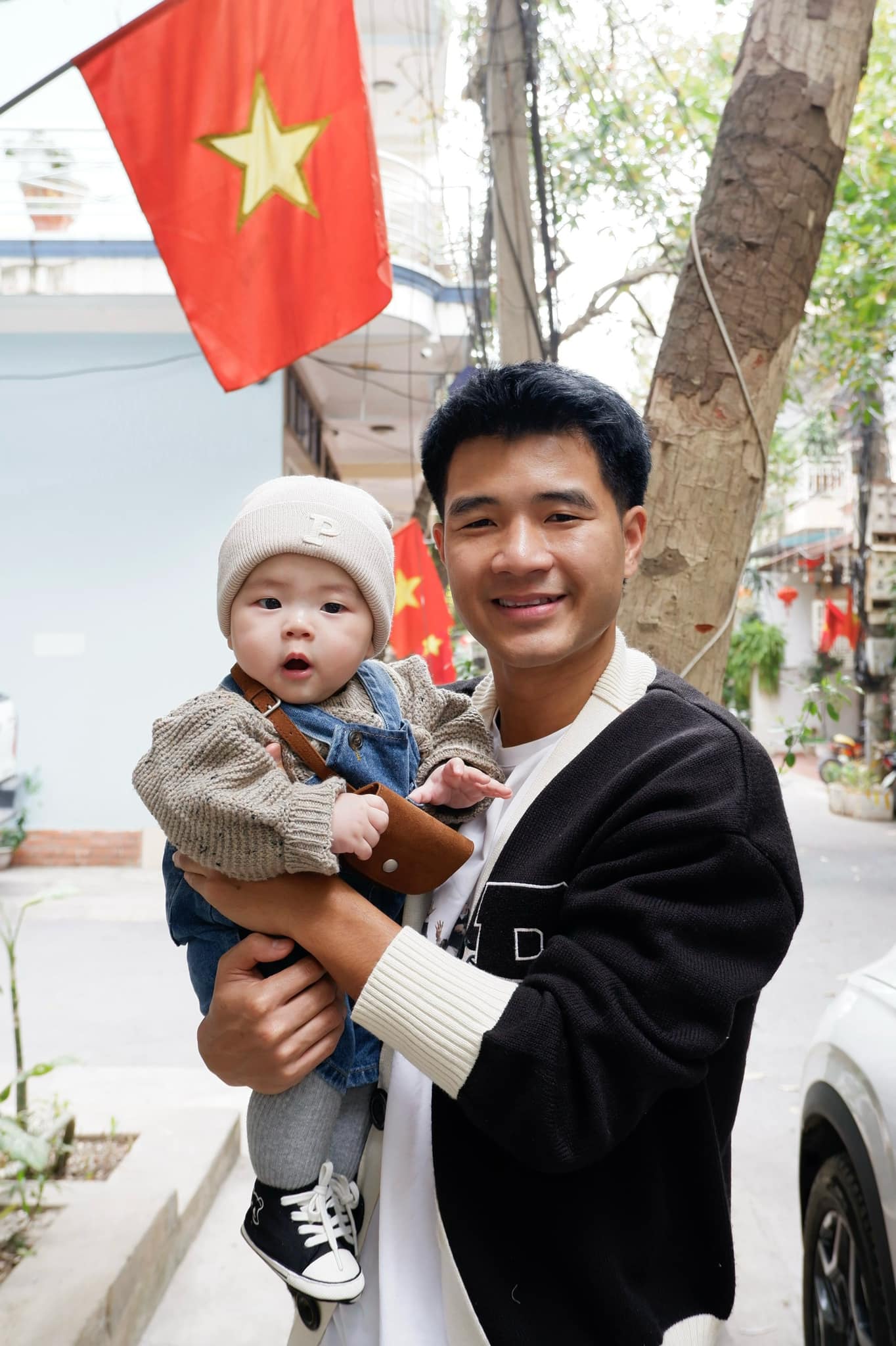 Hội cầu thủ nổi tiếng rầm rộ khoe ảnh cùng con yêu nước: Tự hào màu cờ sắc áo từ sân cỏ đến ngoài đời- Ảnh 11.