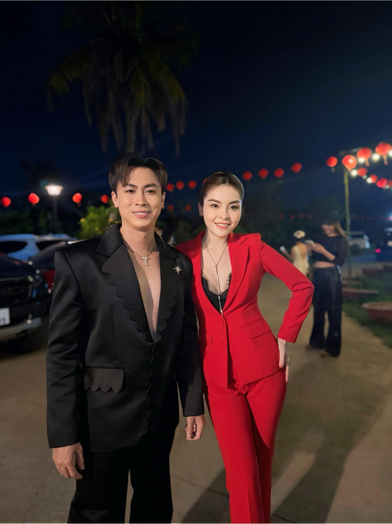 Vbiz có 1 cặp đôi mới: Hint hôn má, sống chung nhà đủ cả, chính chủ vẫn chối đây đẩy chuyện yêu?- Ảnh 2.