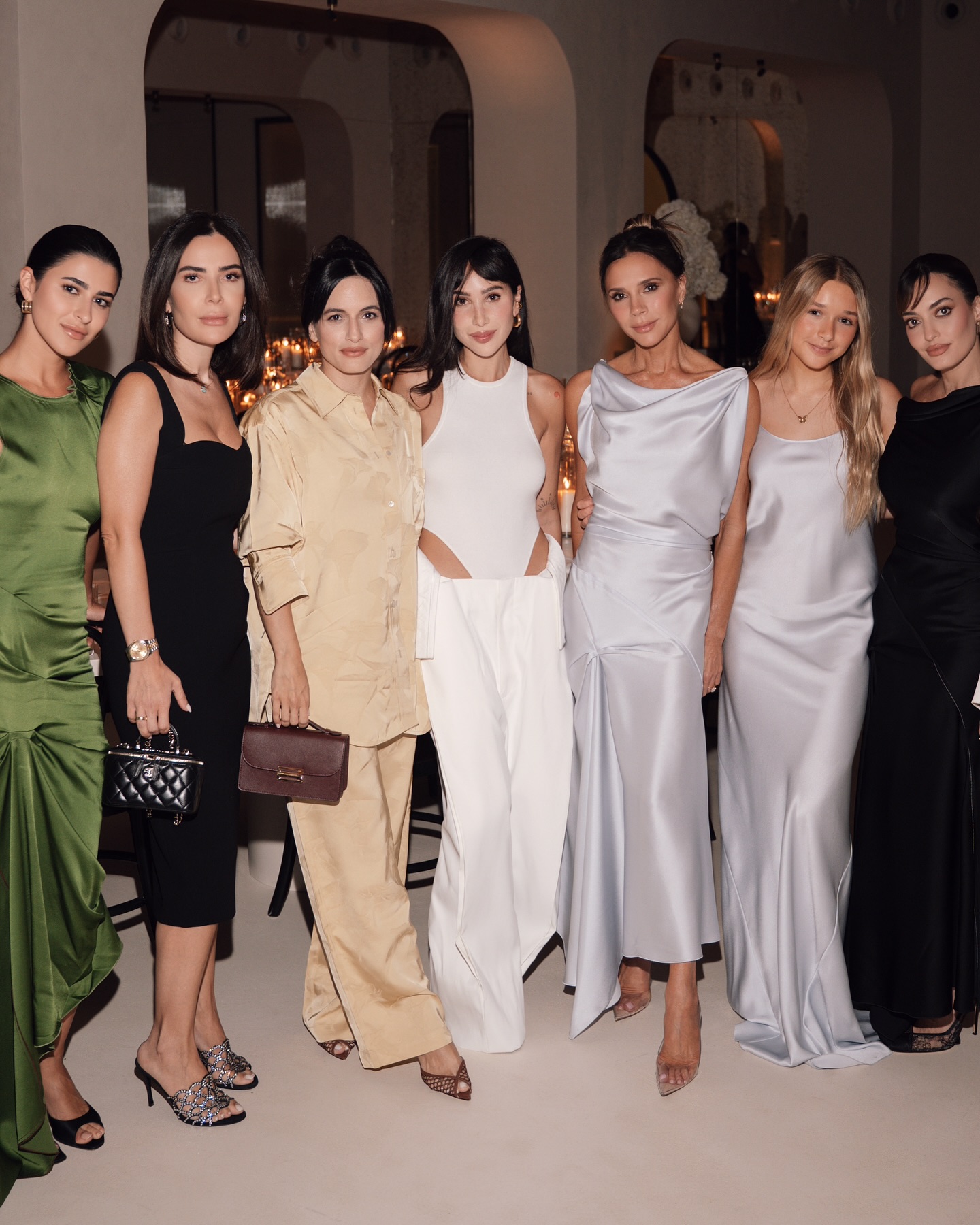 10 giây khoe trọn nhan sắc, vóc dáng, khí chất của tiểu thư tài phiệt Harper Beckham khi cùng Victoria dự tiệc xa hoa ở Dubai- Ảnh 3.