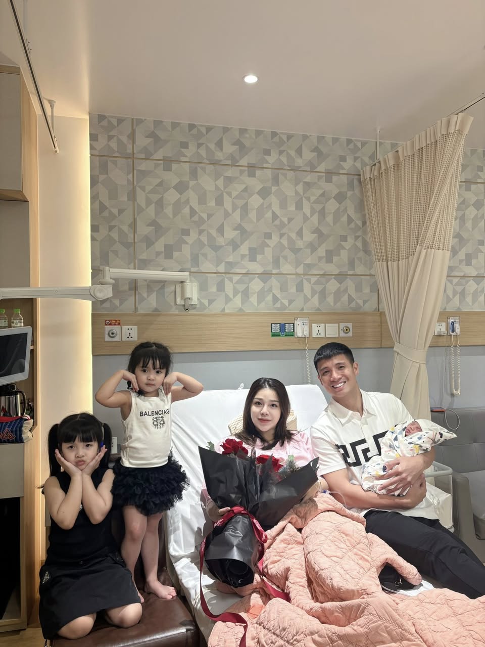 Hội cầu thủ nổi tiếng rầm rộ khoe ảnh cùng con yêu nước: Tự hào màu cờ sắc áo từ sân cỏ đến ngoài đời- Ảnh 14.