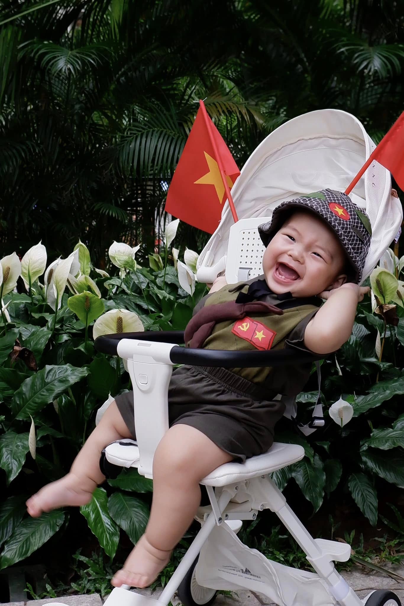 Hội cầu thủ nổi tiếng rầm rộ khoe ảnh cùng con yêu nước: Tự hào màu cờ sắc áo từ sân cỏ đến ngoài đời- Ảnh 8.