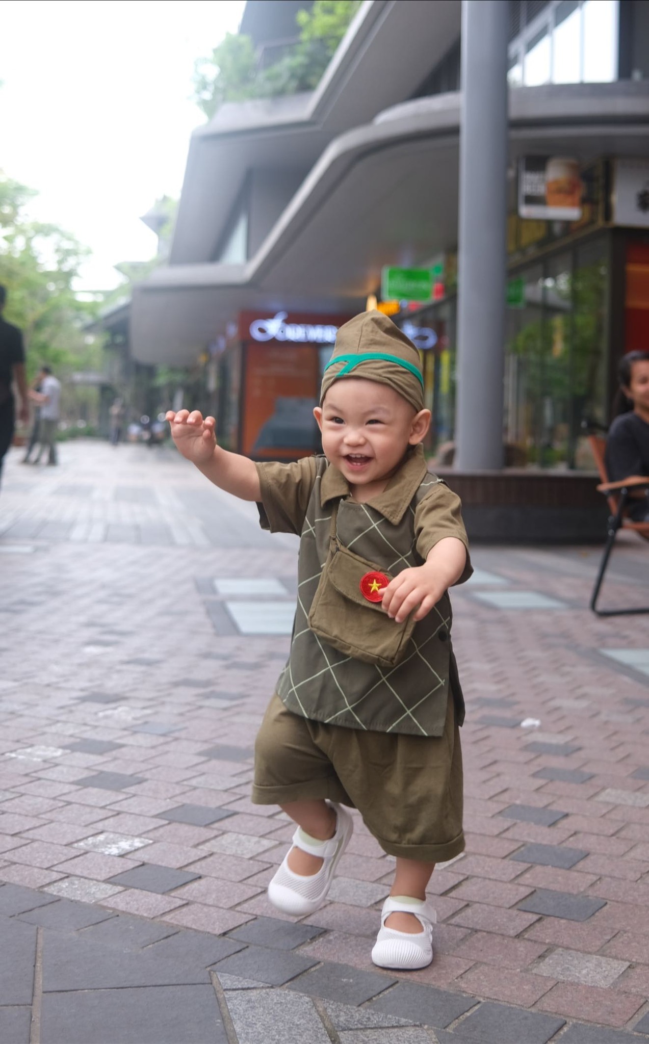 Hội cầu thủ nổi tiếng rầm rộ khoe ảnh cùng con yêu nước: Tự hào màu cờ sắc áo từ sân cỏ đến ngoài đời- Ảnh 2.