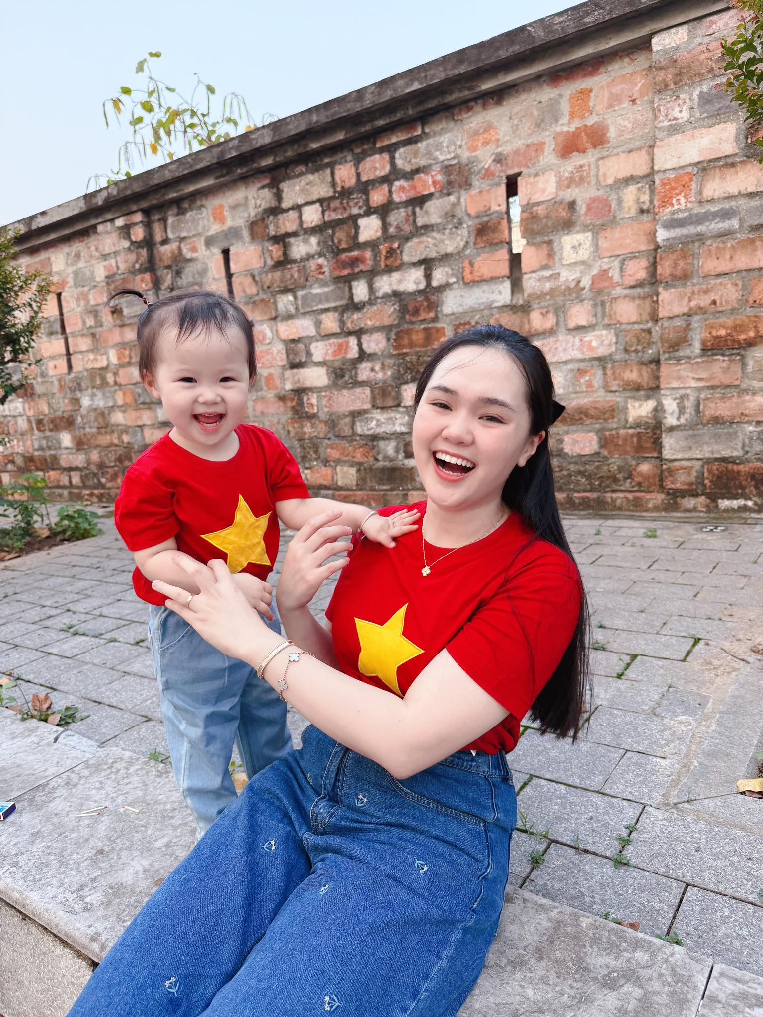 Hội cầu thủ nổi tiếng rầm rộ khoe ảnh cùng con yêu nước: Tự hào màu cờ sắc áo từ sân cỏ đến ngoài đời- Ảnh 7.