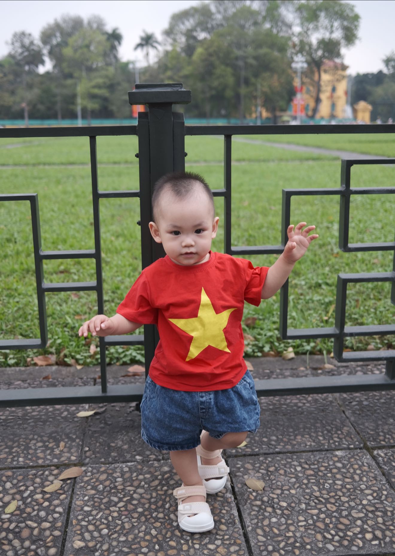 Hội cầu thủ nổi tiếng rầm rộ khoe ảnh cùng con yêu nước: Tự hào màu cờ sắc áo từ sân cỏ đến ngoài đời- Ảnh 5.