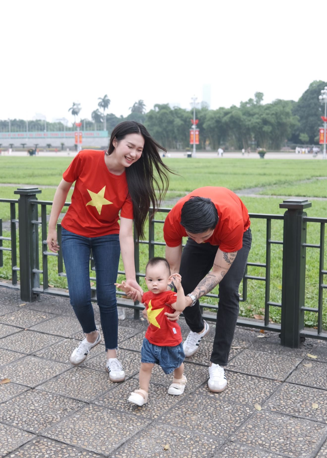 Hội cầu thủ nổi tiếng rầm rộ khoe ảnh cùng con yêu nước: Tự hào màu cờ sắc áo từ sân cỏ đến ngoài đời- Ảnh 1.