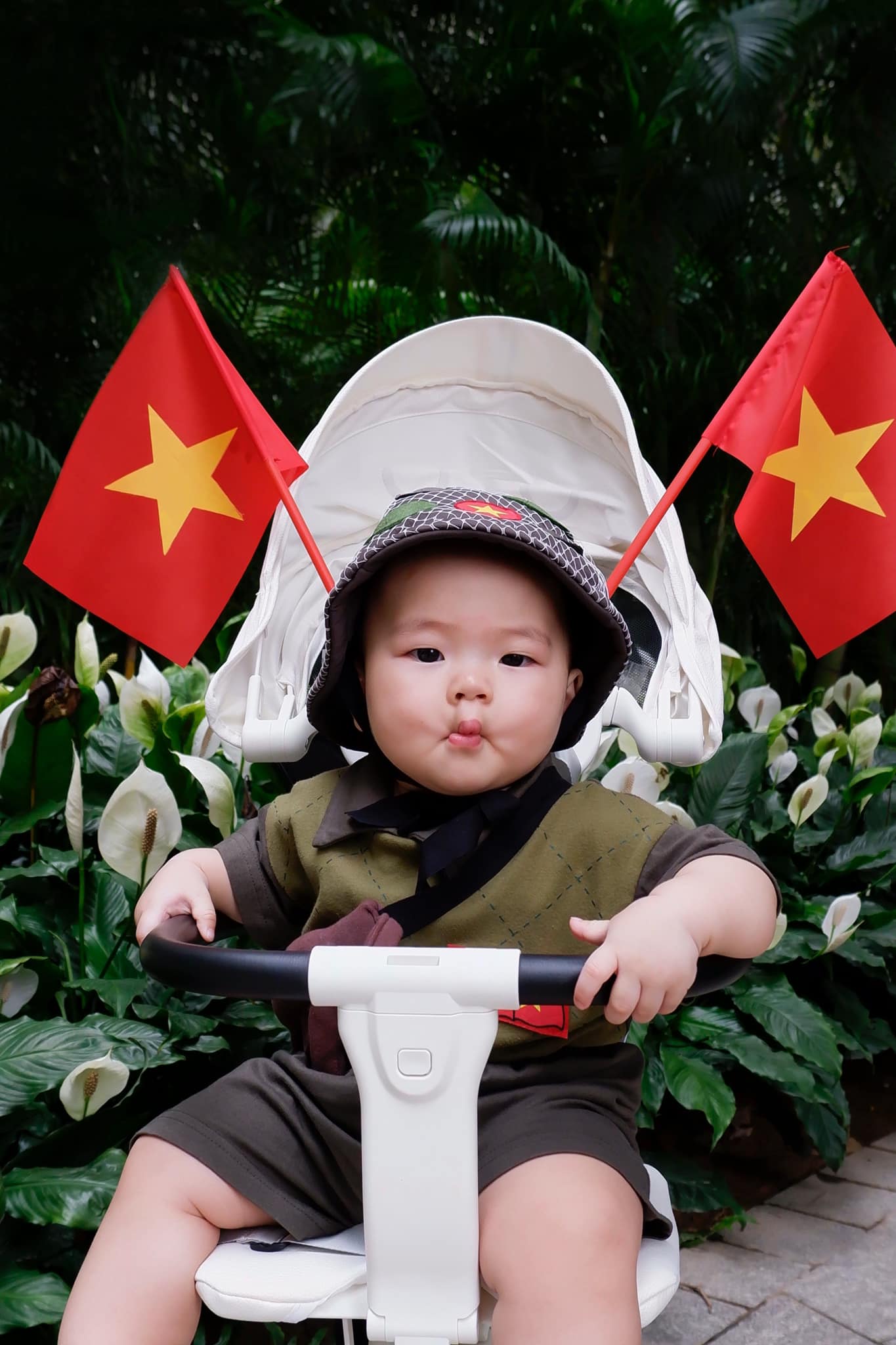 Hội cầu thủ nổi tiếng rầm rộ khoe ảnh cùng con yêu nước: Tự hào màu cờ sắc áo từ sân cỏ đến ngoài đời- Ảnh 9.