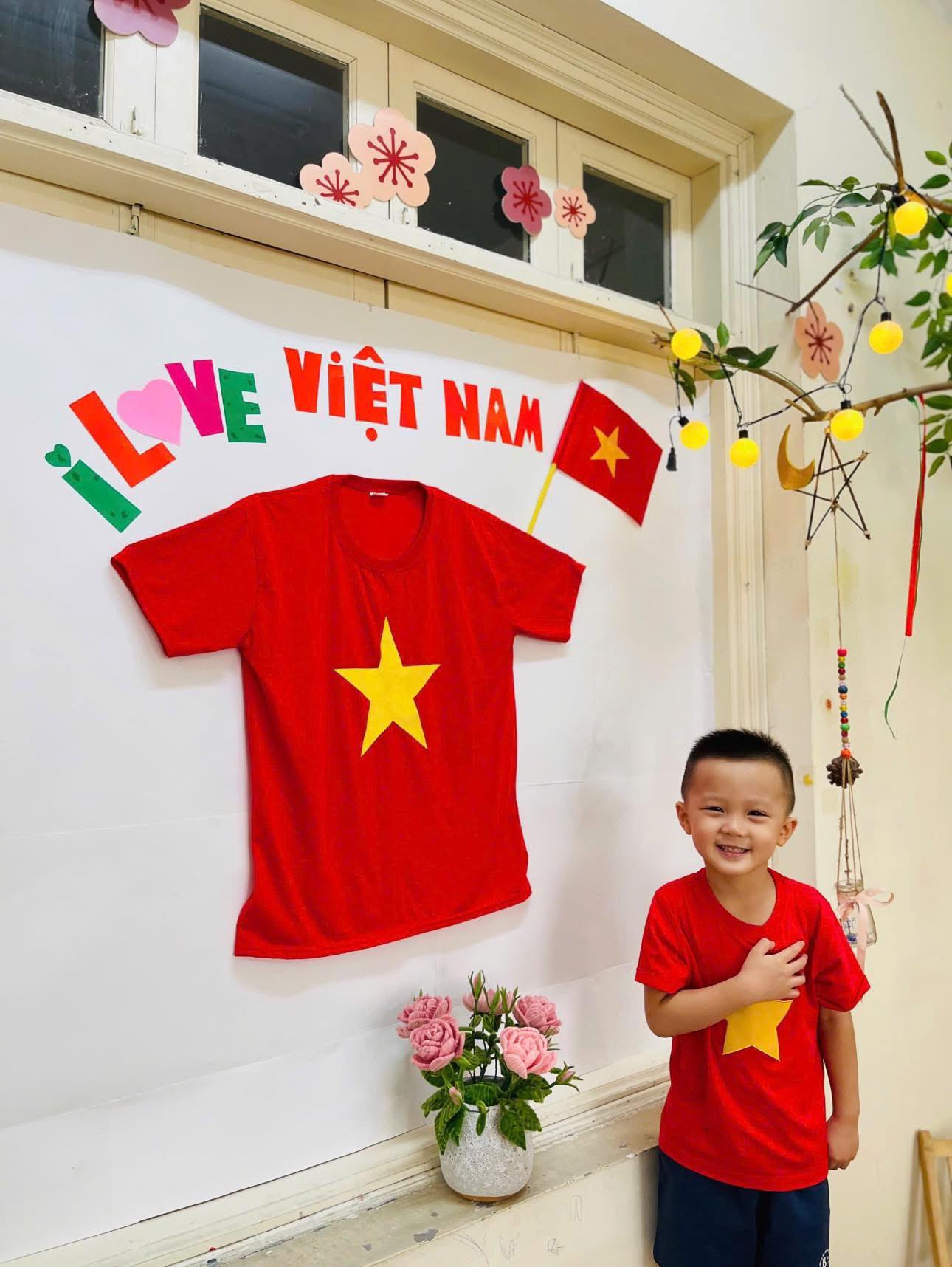 Hội cầu thủ nổi tiếng rầm rộ khoe ảnh cùng con yêu nước: Tự hào màu cờ sắc áo từ sân cỏ đến ngoài đời- Ảnh 6.