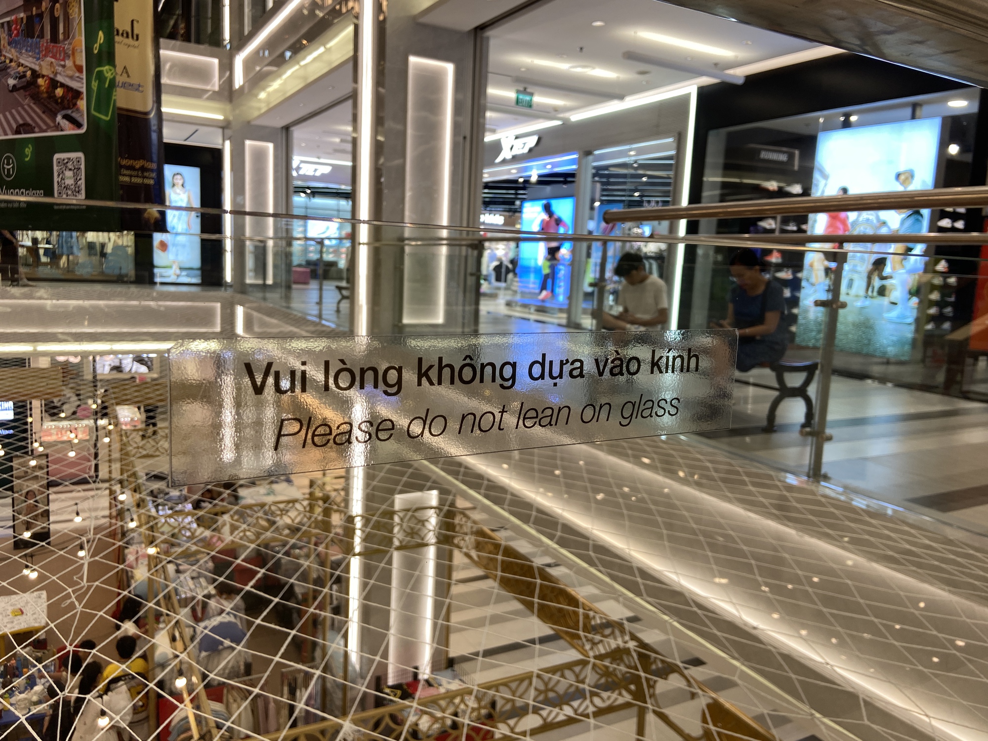 Một TTTM chung chủ với Vạn Hạnh Mall cũng bất ngờ lắp đặt tấm lưới bảo vệ, thu hút sự chú ý của đông đảo dân tình- Ảnh 5.
