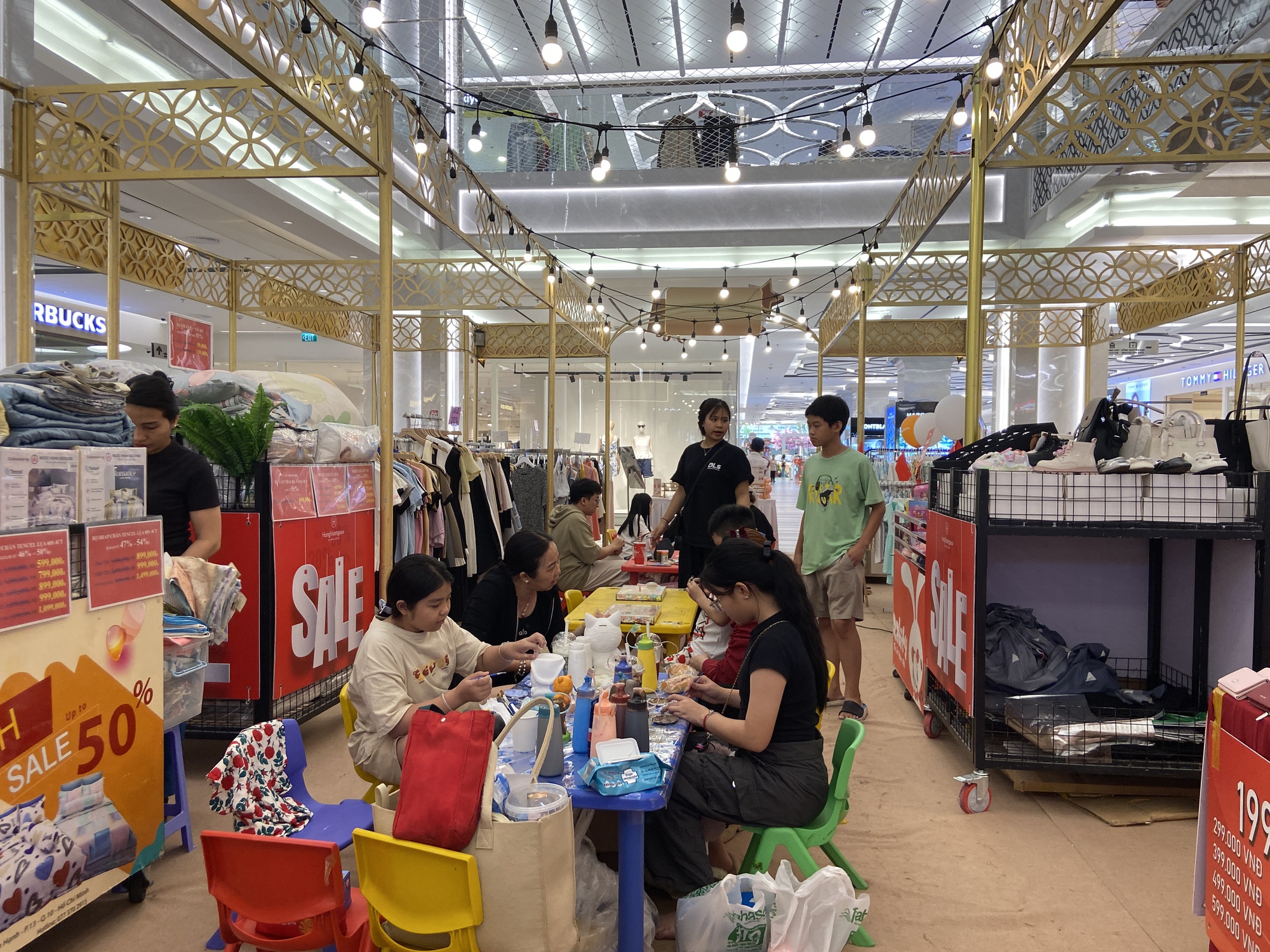 Một TTTM chung chủ với Vạn Hạnh Mall cũng bất ngờ lắp đặt tấm lưới bảo vệ, thu hút sự chú ý của đông đảo dân tình- Ảnh 6.