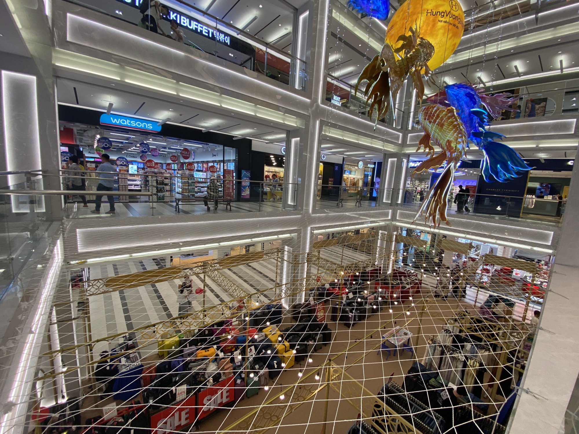 Một TTTM chung chủ với Vạn Hạnh Mall cũng bất ngờ lắp đặt tấm lưới bảo vệ, thu hút sự chú ý của đông đảo dân tình- Ảnh 8.