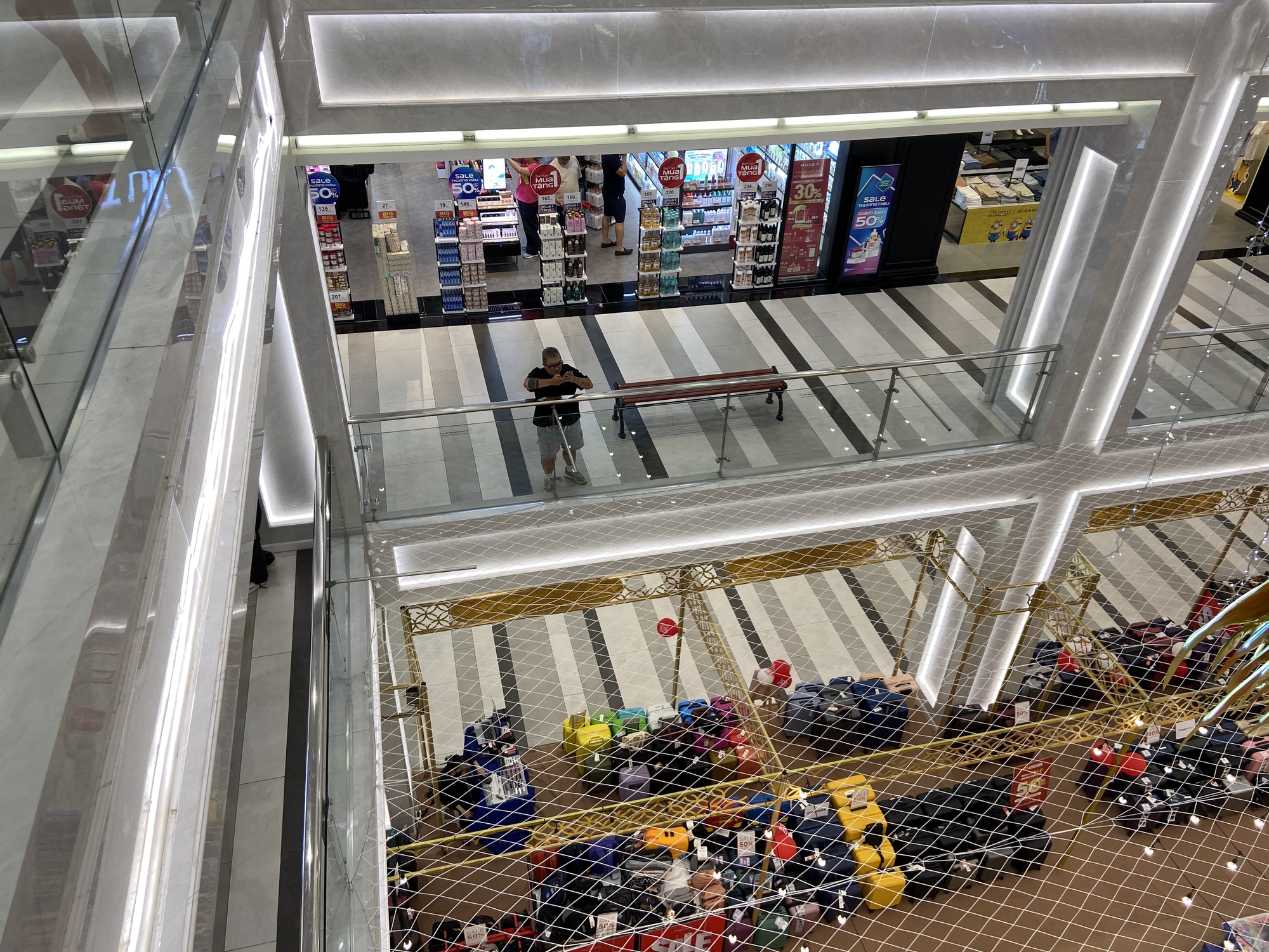 Một TTTM chung chủ với Vạn Hạnh Mall cũng bất ngờ lắp đặt tấm lưới bảo vệ, thu hút sự chú ý của đông đảo dân tình- Ảnh 9.