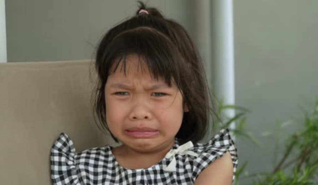 Trời nắng nóng, con dâu lúc nào cũng mặc áo kín bưng: Bố chồng nghe cháu gái nói 1 câu mà khóc ròng vì sự thật- Ảnh 1.