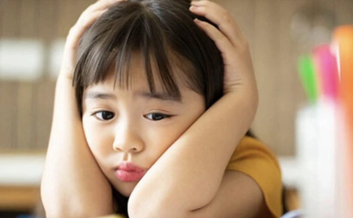 Trời nắng nóng, con dâu lúc nào cũng mặc áo kín bưng: Bố chồng nghe cháu gái nói 1 câu mà khóc ròng vì sự thật- Ảnh 2.