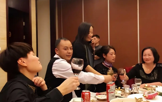 Bạn học giàu có mời họp lớp, đãi tiệc, chỉ mình tôi không được mời: Ban đầu giận dữ, sau lại cảm thấy may mắn- Ảnh 2.