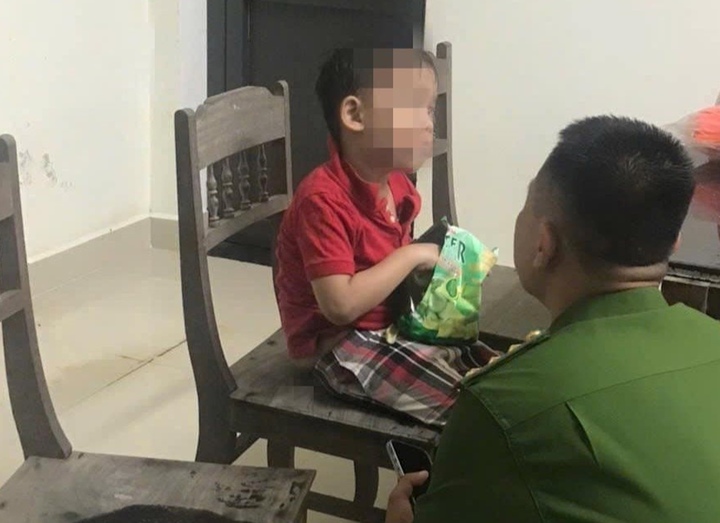 Công an giúp bé trai lạc mẹ khi đi tắm biển kỳ nghỉ lễ 30/4 ở Huế- Ảnh 1.