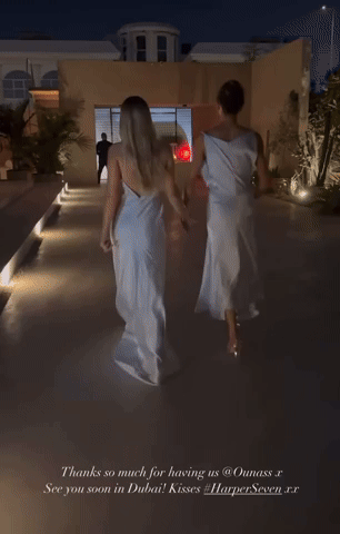 10 giây khoe trọn nhan sắc, vóc dáng, khí chất của tiểu thư tài phiệt Harper Beckham khi cùng Victoria dự tiệc xa hoa ở Dubai- Ảnh 2.