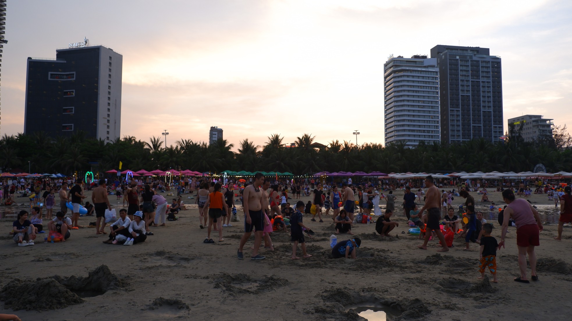 Đông nghịt người tắm biển Đà Nẵng- Ảnh 7.