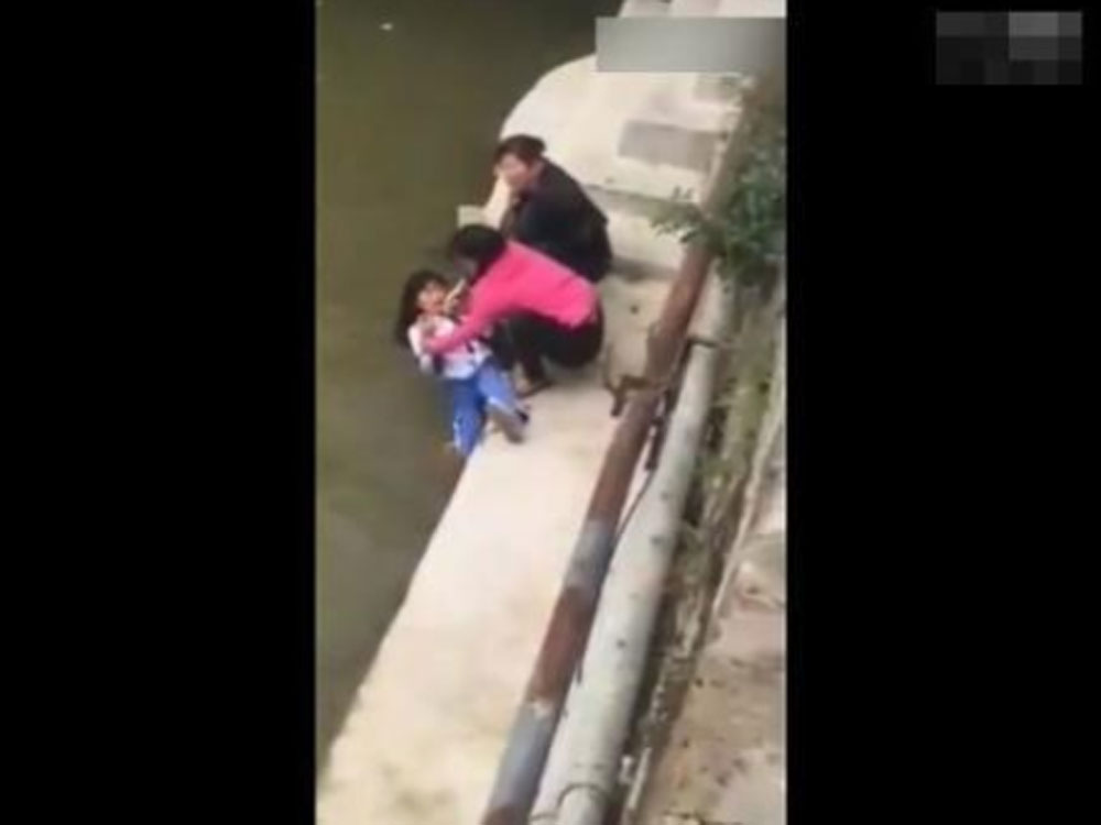 Đoạn clip người mẹ trừng phạt con gái khiến nhiều người phải tắt vội vì vượt qua cả giới hạn chịu đựng- Ảnh 1.