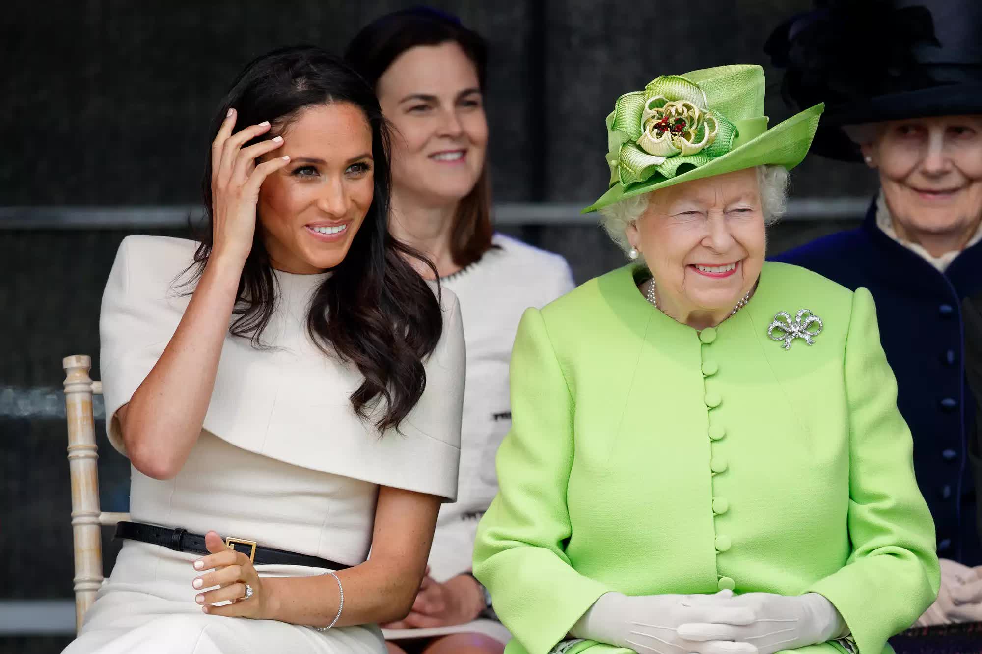 Meghan bị phát hiện vẫn sử dụng danh xưng hoàng gia, tiếp tục dấy lên tranh cãi về khả năng tước bỏ- Ảnh 1.