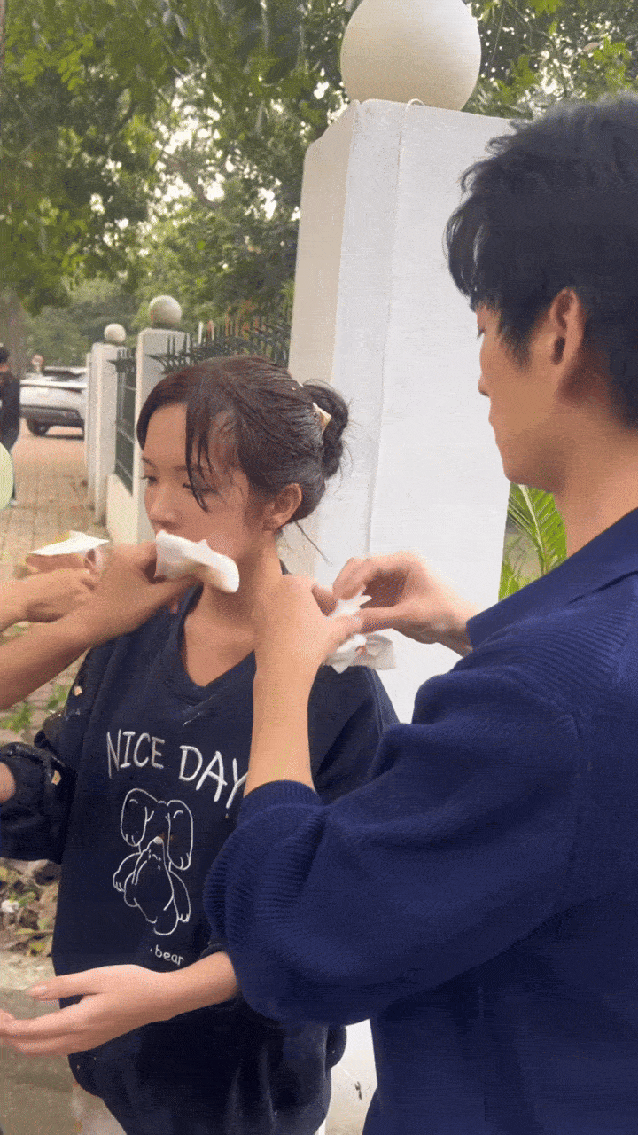 Clip cực viral: Mỹ nhân Việt bị ném 100 quả trứng vào người, Clip cực viral: Mỹ nhân Việt bị ném 100 quả trứng vào người,