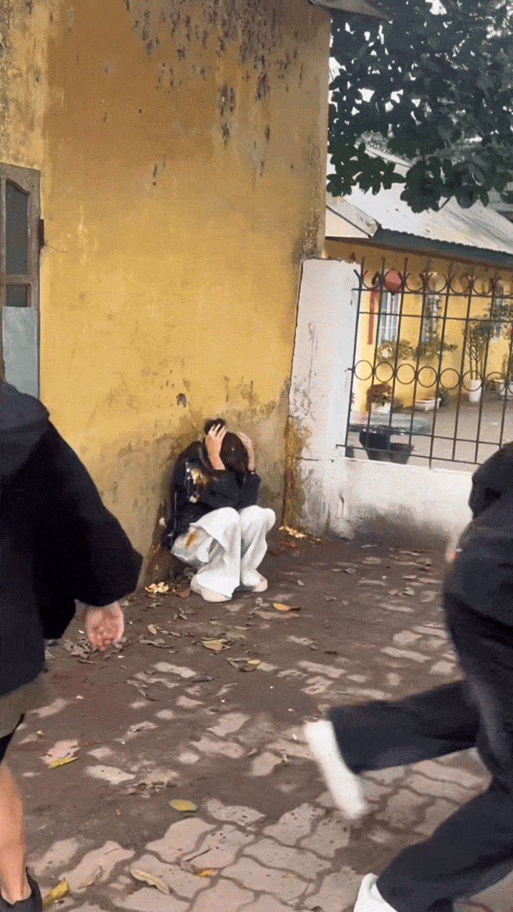 Clip cực viral: Mỹ nhân Việt bị ném 100 quả trứng vào người, Clip cực viral: Mỹ nhân Việt bị ném 100 quả trứng vào người,