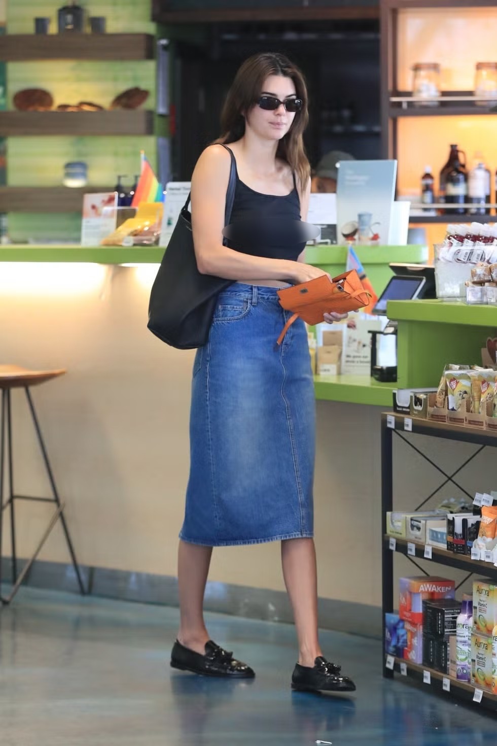 Siêu mẫu kiếm tiền nhiều nhất thế giới cho chị em biết thế nào là đỉnh cao của phối đồ basic- Ảnh 5.