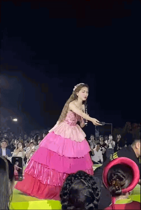 Hòa Minzy vay tiền khán giả ngay trên sân khấu, lý do là gì?- Ảnh 3.