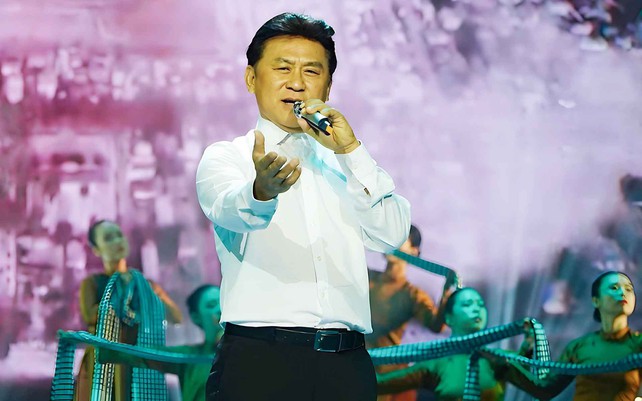Nam nghệ sĩ là biểu tượng của nhạc Việt, nửa cuộc đời “truyền lửa” cho thế hệ trẻ, cất giọng mở màn tại đại lễ 30/4 khiến ai nấy nổi da gà!- Ảnh 3.